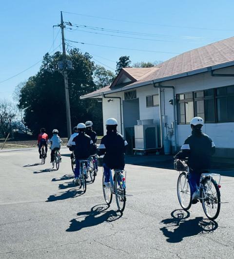 宇都宮ブリッツェンの選手と芳賀中生清掃サイクリング